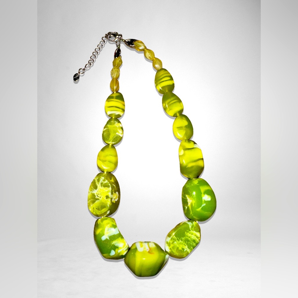 Vintage Green Marbled Lucite Chunky Necklace 17-19” silver hardware
